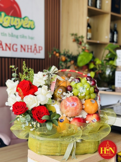 Giỏ Trái Cây Kết Hợp Hoa Tươi